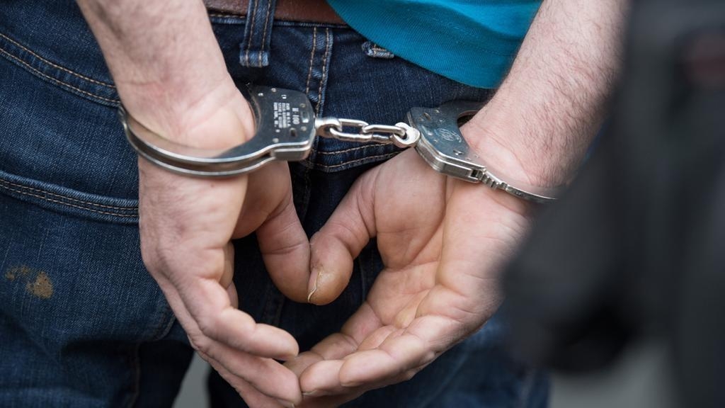 Deutscher Teenager vergewaltigt drei geile Kerle Deutscher Teenager vergewaltigt drei geile Kerle